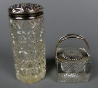 2 Kristallglasgefäße, England, Silberdeckel, H. ca. 4 / 8 cm