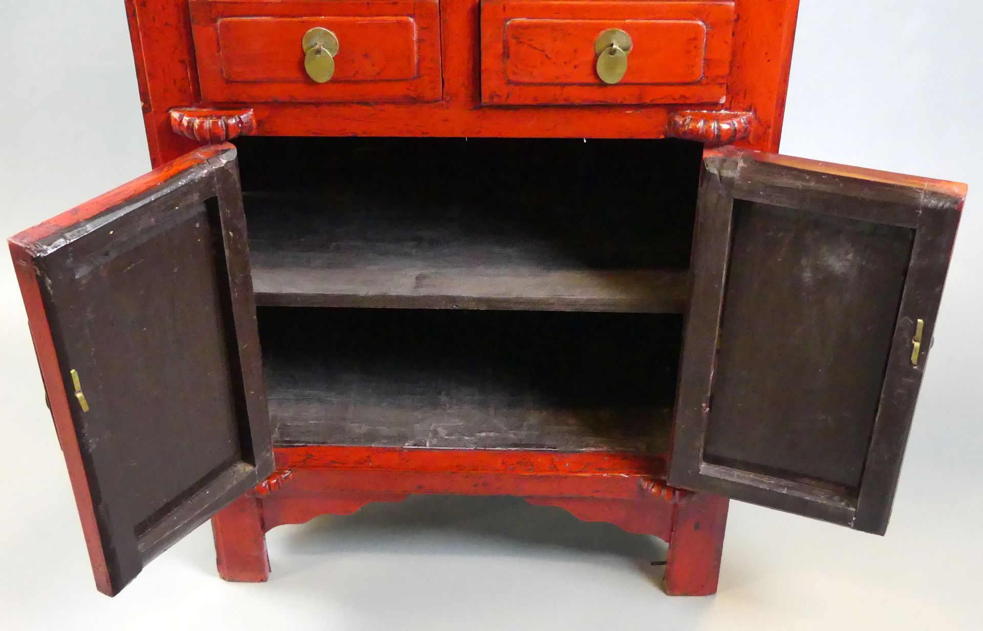 Kommode, Asien, rot lackiert, 2 Schublade, 2 Türen, ca. H. 77 x B. 52 x T. 38 cm - Image 2 of 2