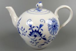 Kleine Teekanne, Meissen, Zwiebelmuster, o. Schleifstriche, H. 11 cm