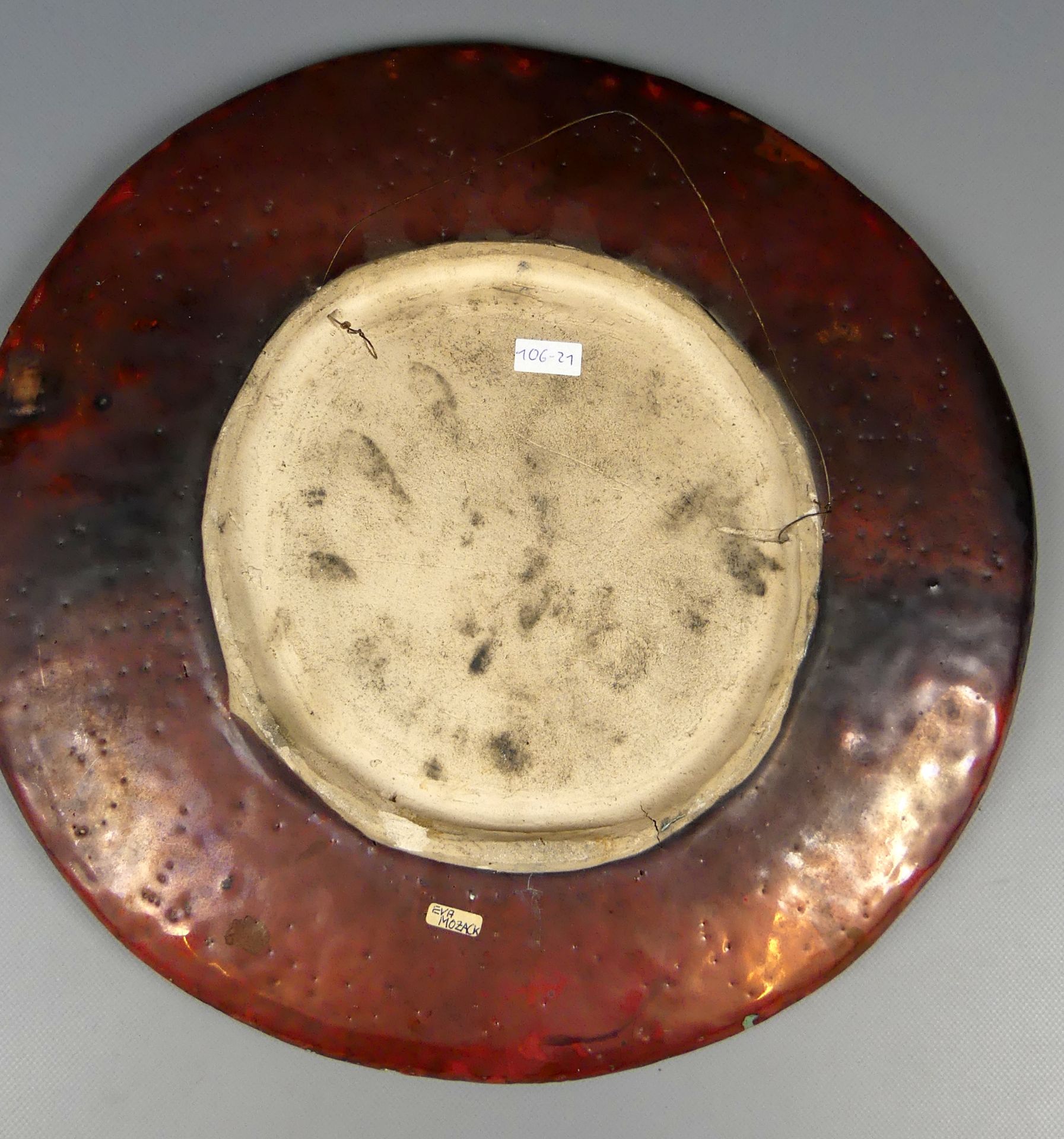 Teller, Keramik, "Pferd", bez. Eva Mozack, Dm. ca. 40 cm - Bild 2 aus 2