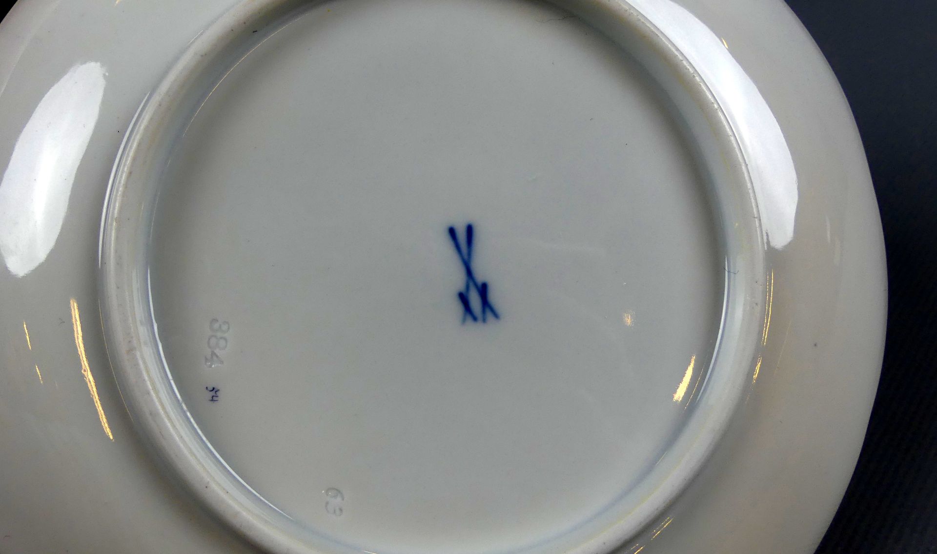 Duftgefäß mit Unterteller und Deckel, Meissen, blauer Drachendekor, - Image 2 of 2