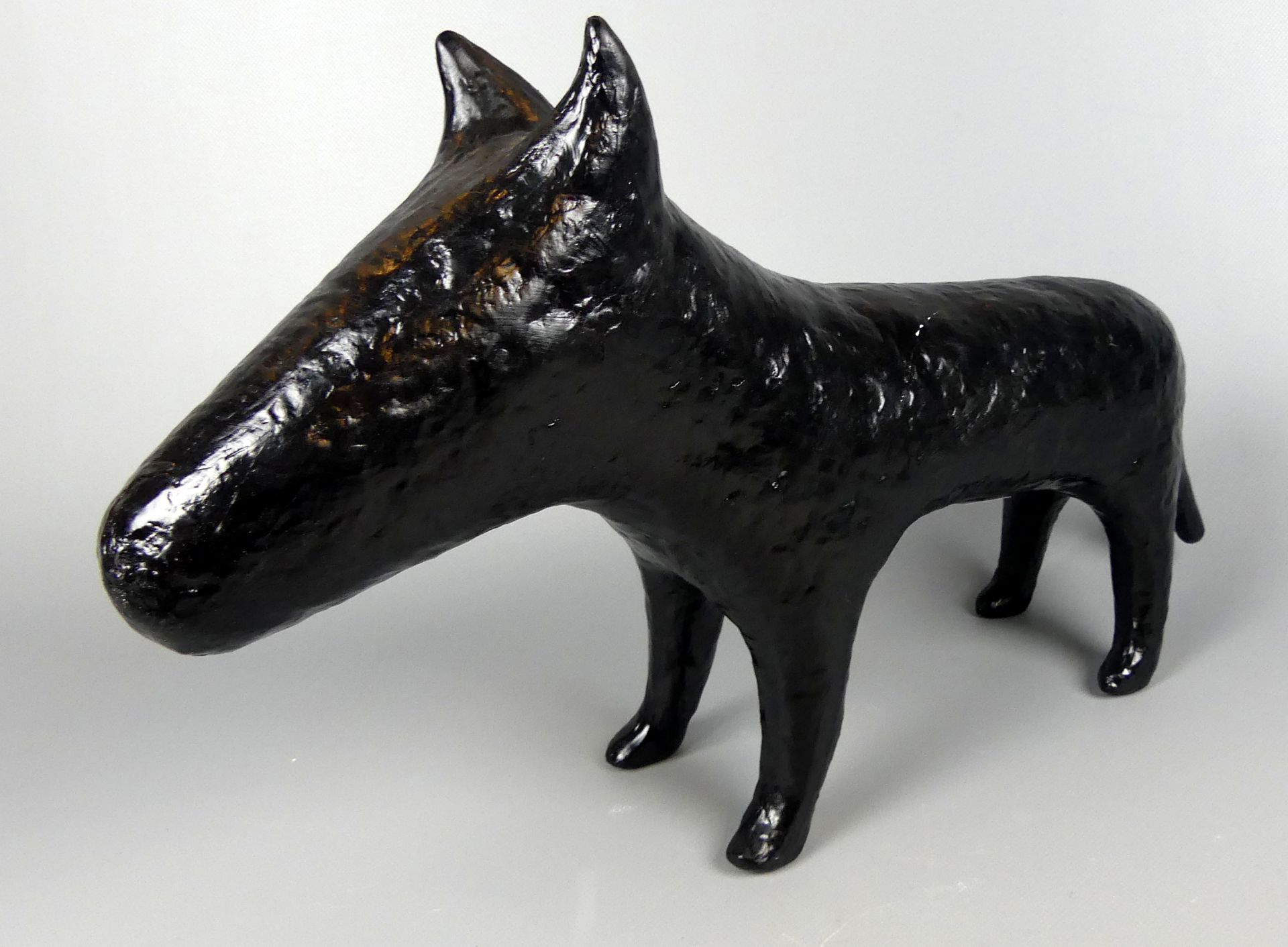 "Pferd", wohl Keramik, bez. Misstake Certre , schwarz, ca. H. 30 x B. 50 cm