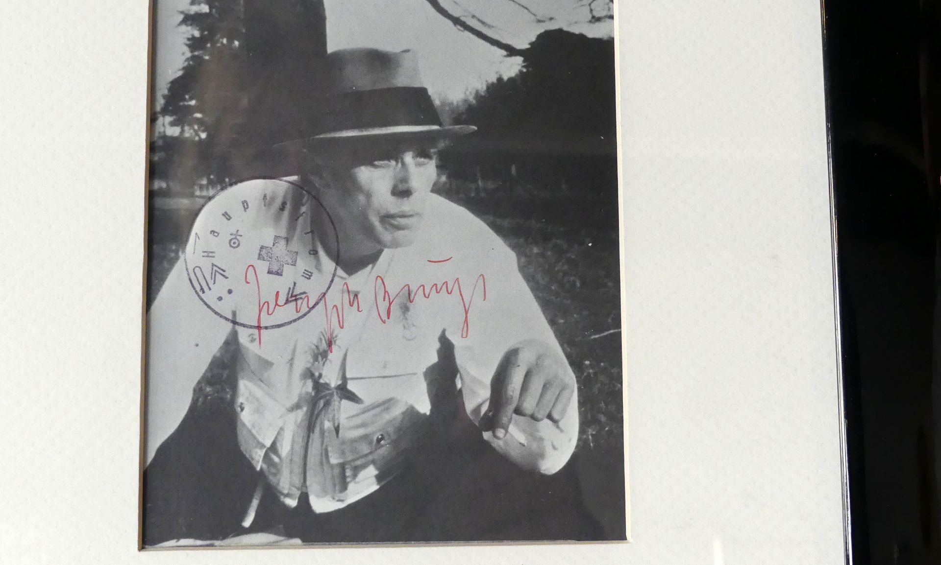 JOSEPH BEUYS (1921 Krefeld - Düsseldorf 1986), "Spur 1", Faltblatt, - Bild 2 aus 3