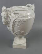 Vase mit seitlichen, figuralen Widderköpfen, ohne Manufakturangabe,