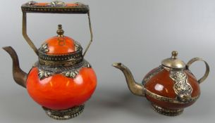 2 kleine Teekanne, wohl Persien, mit Metalleinfassung, -griff