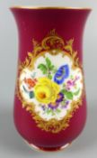 Kleine Vase, Meissen Porzellan, Dekor: rot mit Blumenmalerei,