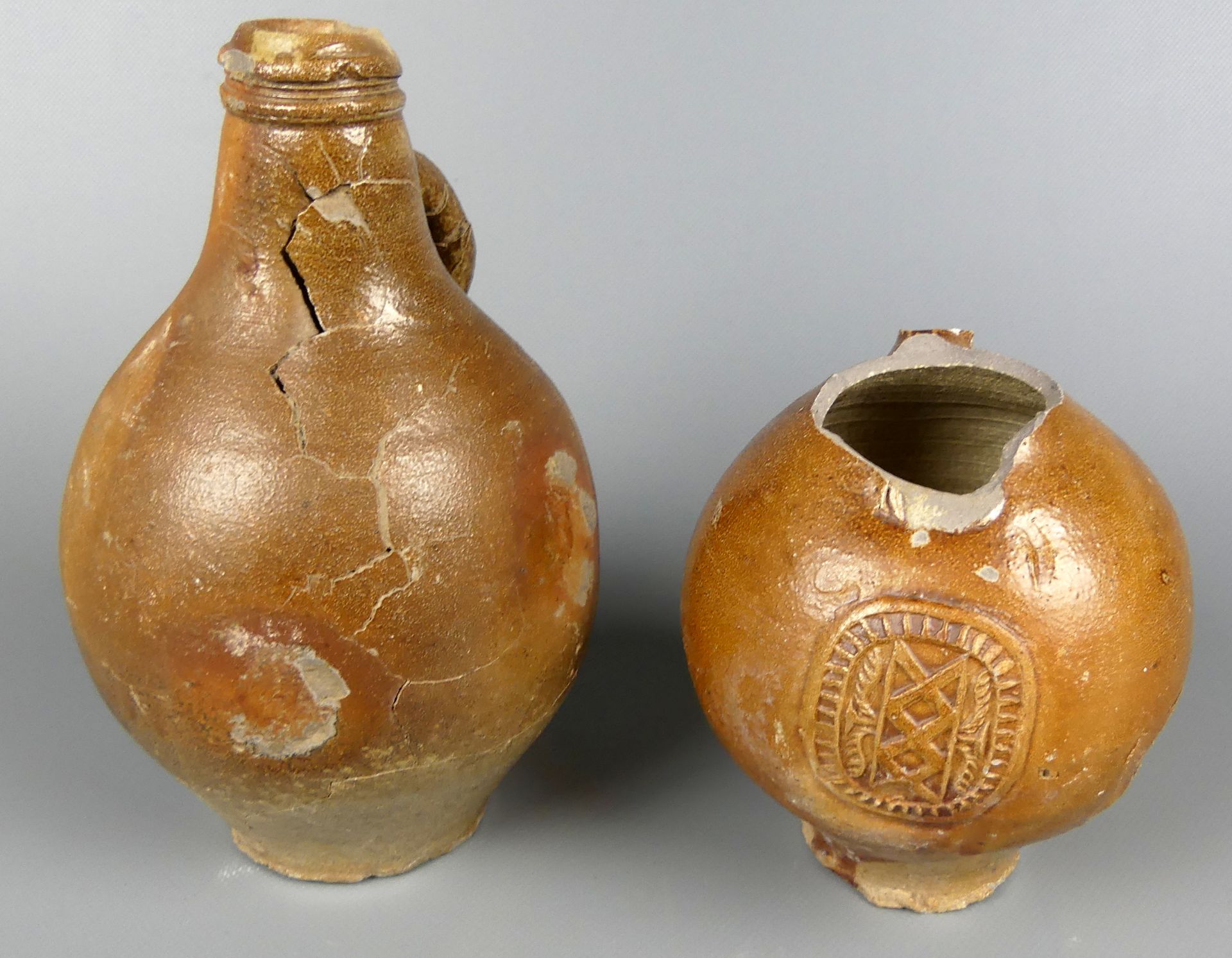 2 Krüge, 2 Flaschen, Keramik, mit Beschädigungen, Rest. Objekte
