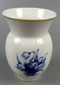 Kleine Vase, Meissen, Aquatinta, blaue Blume, Goldrand,