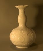 Vase, Meissen, rein weiß mit Blütenrelief