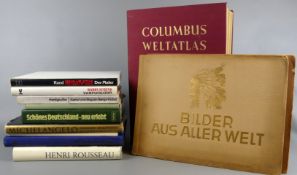 Kiste mit verschiedenen Büchern