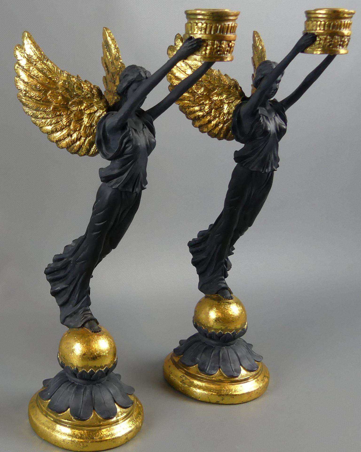 Paar Kerzenleuchter, Engel auf Kugel, auf Stand, goldgefasst, - Image 2 of 2