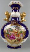 Vase, oval, mit eleganter Szene bemalt, seitlich goldene Löwen,