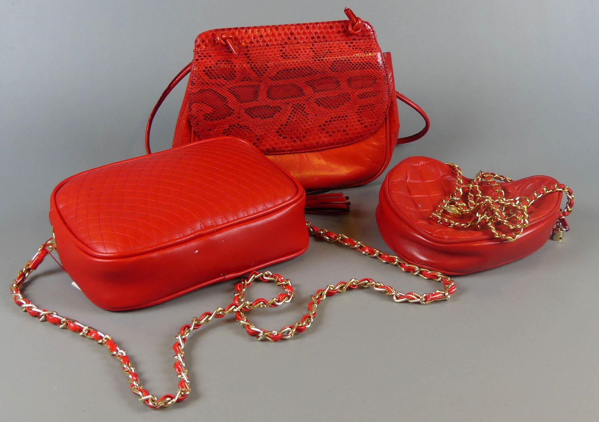 3 Damenhandtaschen, klein, Leder, verschieden Formen, rot, u.a.