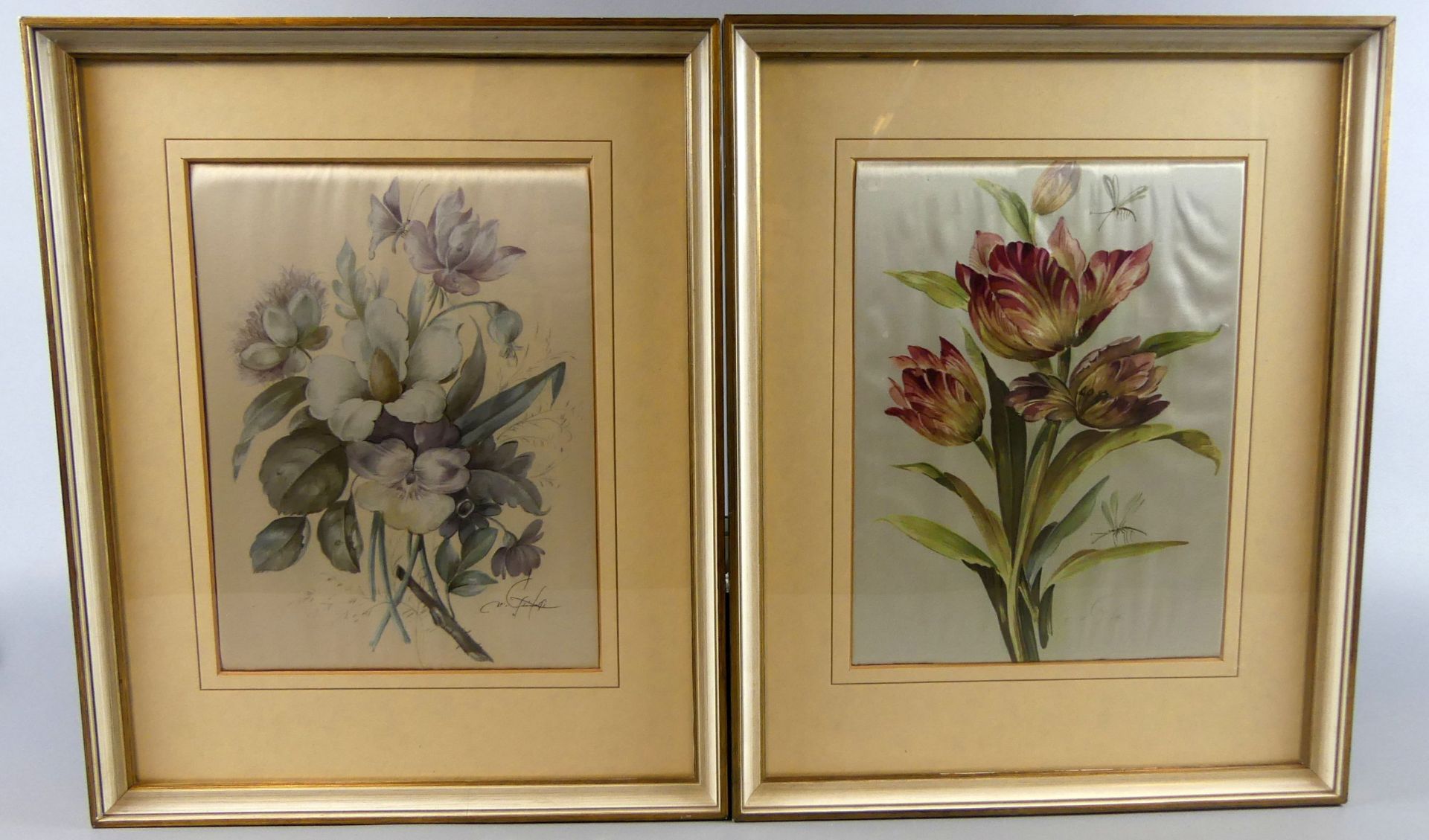 Paar Bilder, "Blumen", Stoffmalerei, u.re.unles.sig., je ca. 29 x 22 cm
