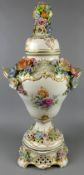 Vase auf Stand mit Deckel, Porzellan, Dresden, Blütenreich verziert,