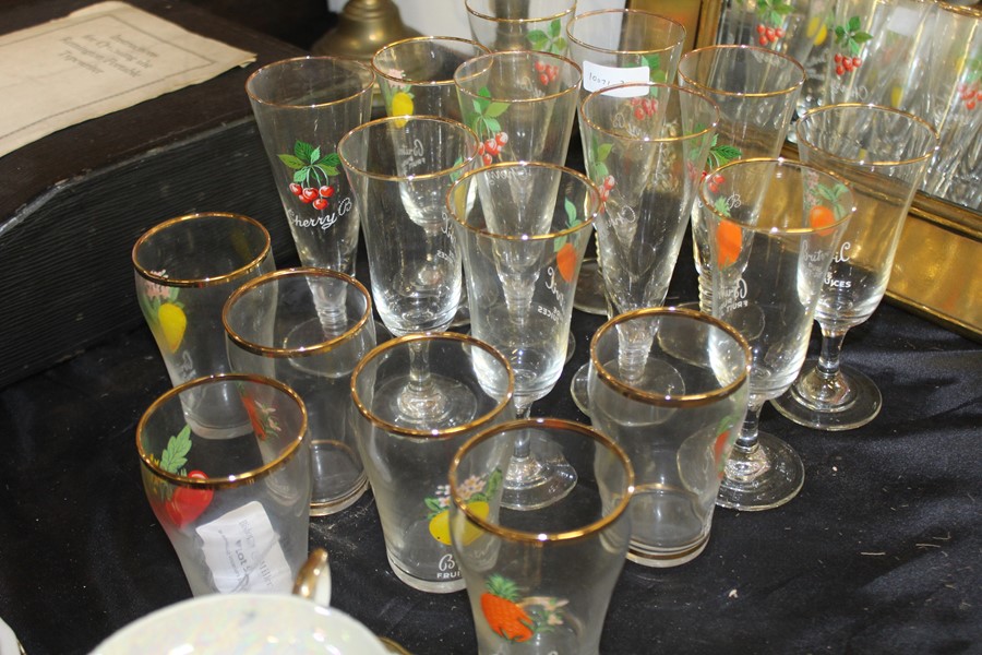 Glasses with fruit decoration, consisting of eleven flutes and six tumblers (qty)