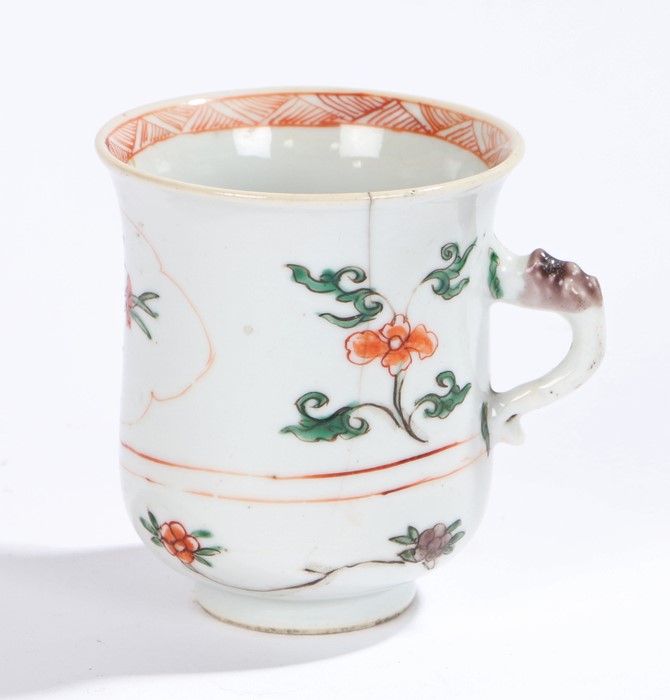 Chinese porcelain famille verte mug, Kangxi, with a flared lip above blue and red flowers and a