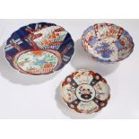 Japanese imari pattern charger, bowl and dish, all with stylised foliate decoration (3)