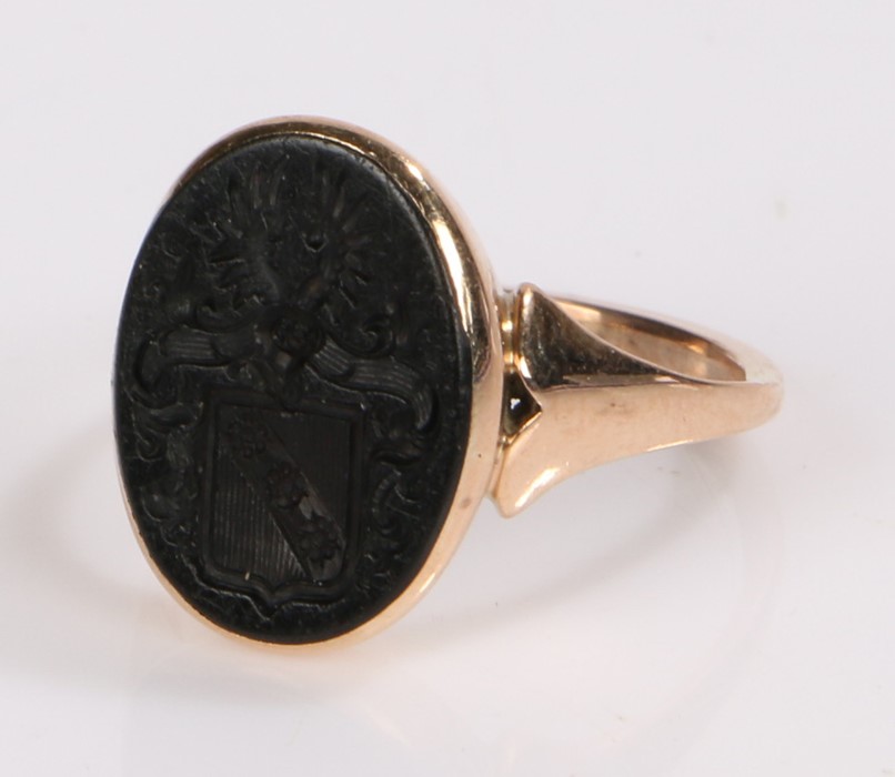 19th Century seal ring, the heraldic crest seal set within an oval head, ring size L