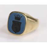 Gentleman's agate and yellow metal signet ring, with a crown above a shield to the head, ring size