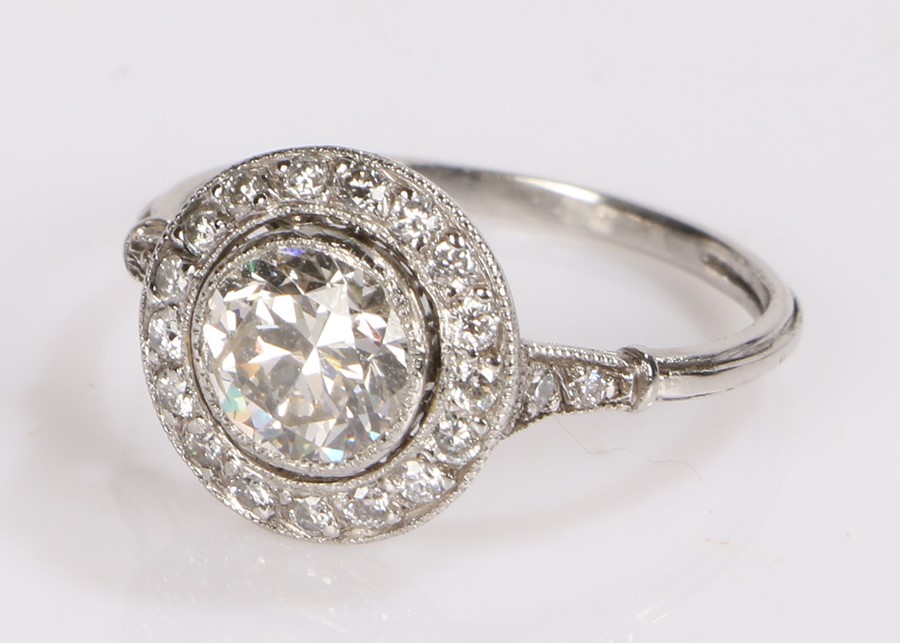 Diamond set ring, the central round cut diamond at an estimated 1,32 carat and a diamond surround on