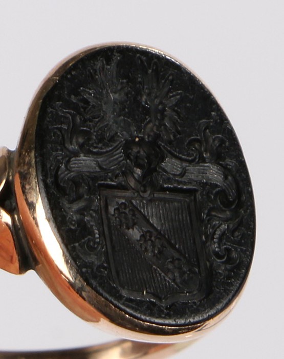 19th Century seal ring, the heraldic crest seal set within an oval head, ring size L - Image 2 of 2