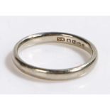 18 carat white gold ring, ring size L, 2.7g
