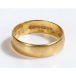 18 carat gold wedding band, ring size O, 4.4g