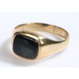 9 carat gold signet ring, with plain black panel, ring size P, 2g