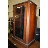 Victorian mahogany display cabinet with marquetry inlay, the glazed door opening to reveal two