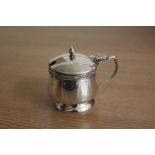 George V silver mustard pot, Birmingham 1923, makers mark rubbed, with angular handle and domed
