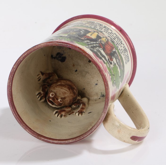Victorian Sunderland lustre frog mug, printed in underglaze black and naively overpainted in colours - Bild 3 aus 3