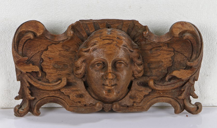 18th Century carved oak section, with a bust flanked by acanthus leaf scrolls, 33cm wide