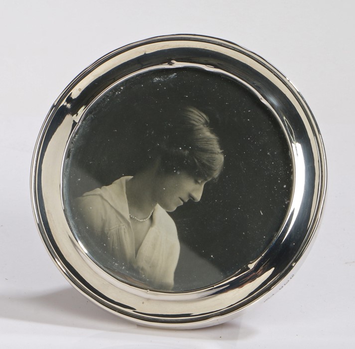 George V silver picture frame, Birmingham 1916, maker Grey & Co. of circular form, with easel