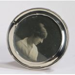 George V silver picture frame, Birmingham 1916, maker Grey & Co. of circular form, with easel