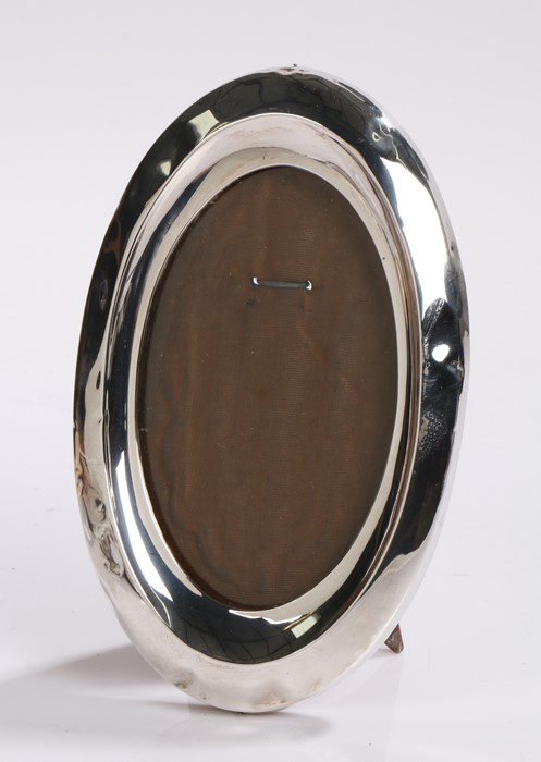 George VI silver picture frame, Birmingham marks rubbed, of oval form, with easel back,11.5cm x 18.