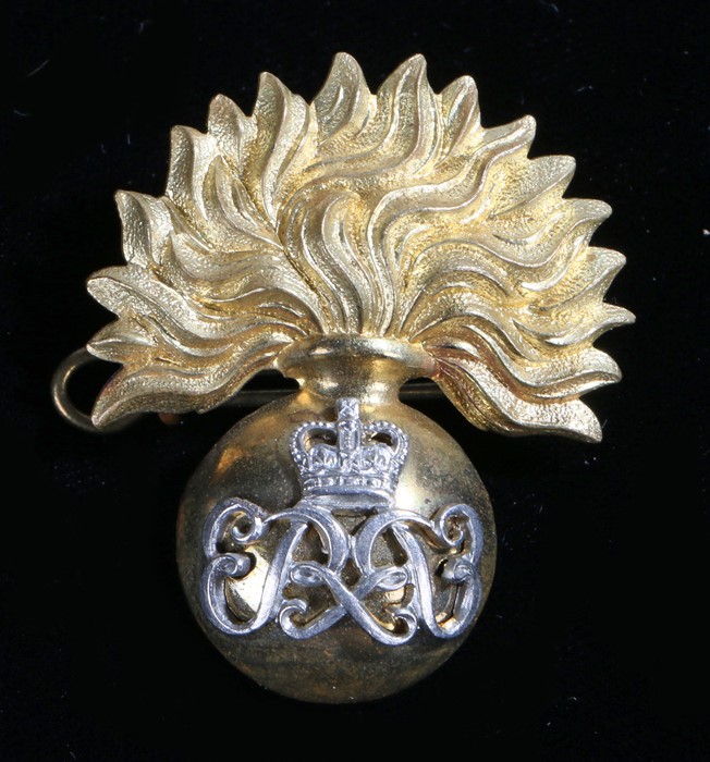 Grenadier Guards ERII Warrant Officers cap badge, two loops to the reverse