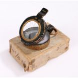 First World War British marching compass, serial 122425, dated 1918, index ring assembly/floating