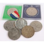 Coins, to include a 1935 Crown, two cased Crowns, two further Crowns, a 25 Pence and a George V