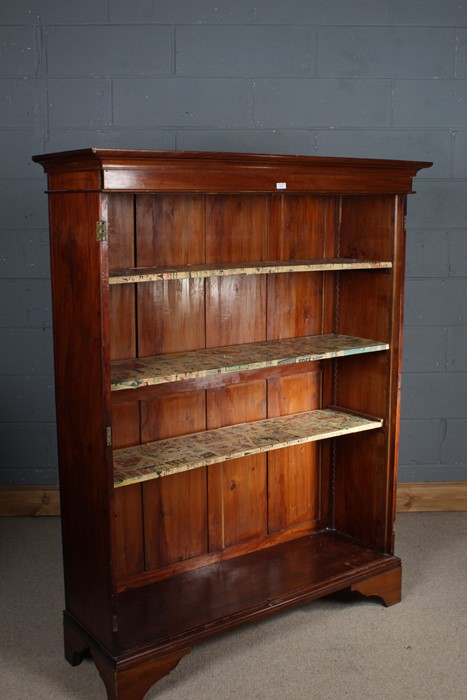 Edwardian mahogany bookcase, the moulded cornice above three adjustable shelves, raised on bracket