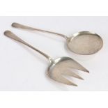 Pair of George V silver cake servers, Sheffield 1928, maker Walker & Hall, consisting of three tined