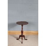Mahogany wine table, the top with piecrust edge above a reeded turned stem, on tripod legs, 37.5cm