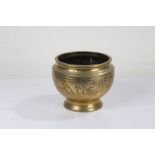 20th Century brass jardinière with engraved bird and foliate decoration, 21cm diameter