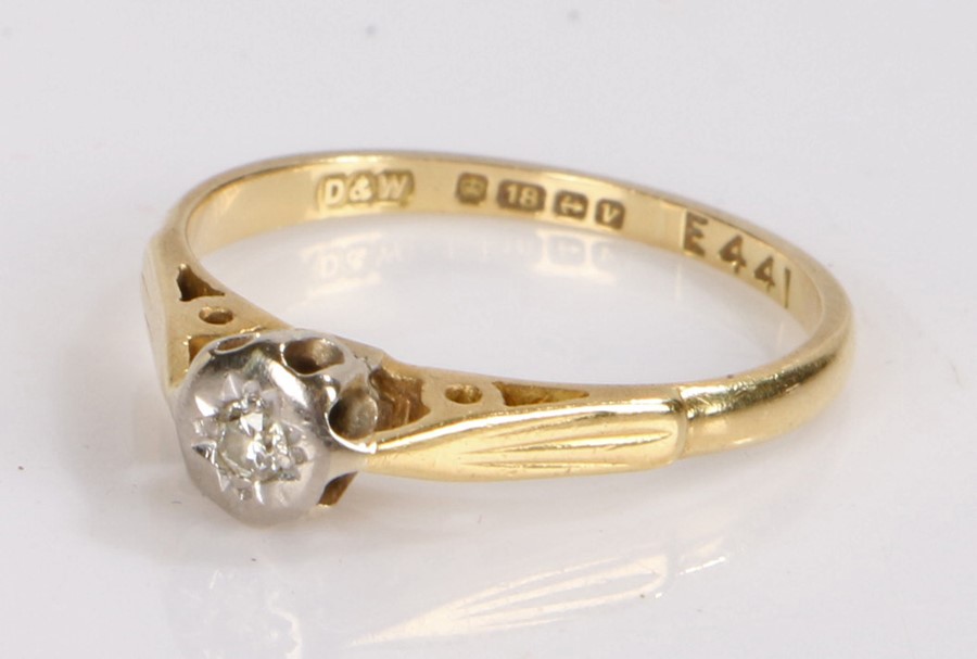 18 carat gold and diamond set ring, with a single diamond to the head, 2 grams, ring size K