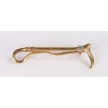 9 carat gold brooch, in the form of a riding crop, 2.7 grams, 41mm long