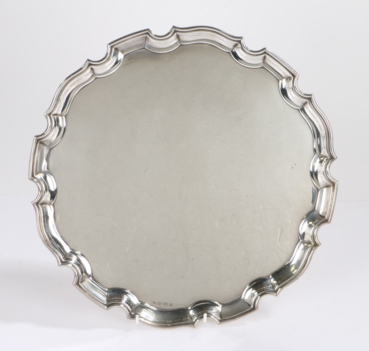 George V silver salver, Birmingham 1932, maker J.S, with pie crust border, 35.5cm diameter, 31.3oz