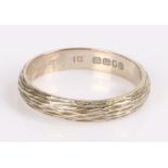 18 carat white gold ring, 3.2 grams, ring size M 1/2