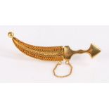 Middle Eastern yellow metal kukri and scabbard brooch, 5.5cm long, gross weight 8.0g