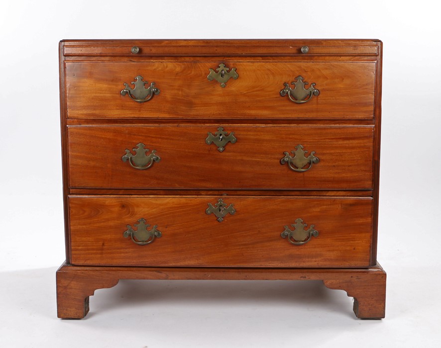 George III mahogany chest of drawers, the rectangular caddy top above a brushing slide and three