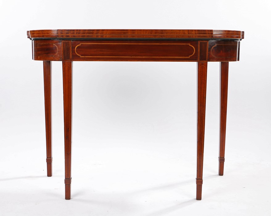 Regency mahogany tea table, the rectangular top with satinwood crossbanded edge and bowed corners